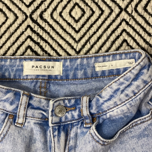 Pacsun Light Wash Mom Jean Short - Picture 2 of 3